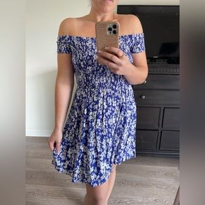 EXPRESS PETITE SMALL MINI DRESS WITH POCKETS. BLUE FLORAL